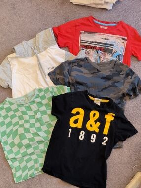 Boys T-shirt Bundle, 5 Tops 👕 ☀️⛱️